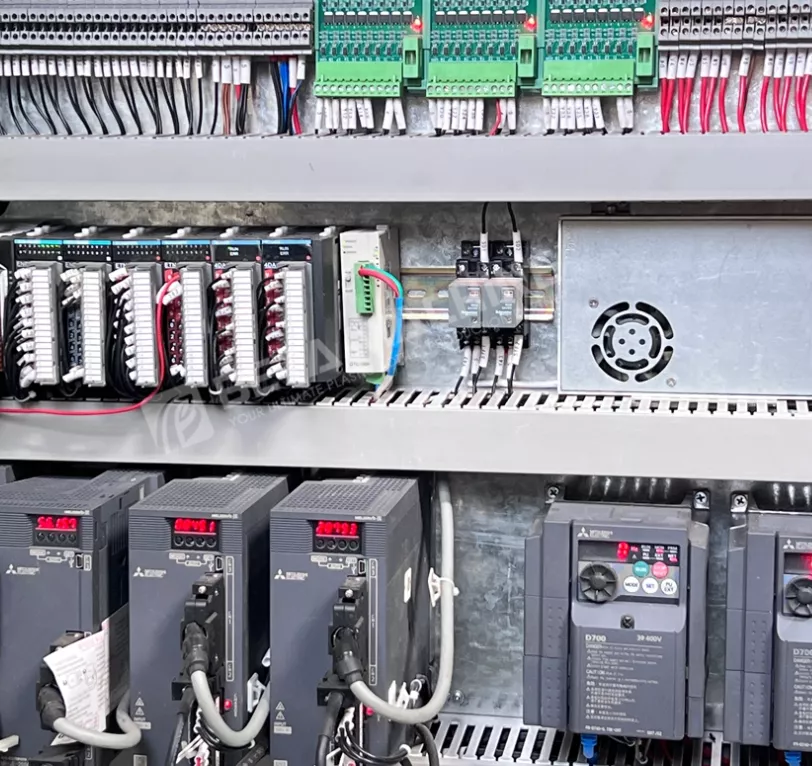 High-Speed-Automatic-Plastic-Bottle-Blowing-Machine